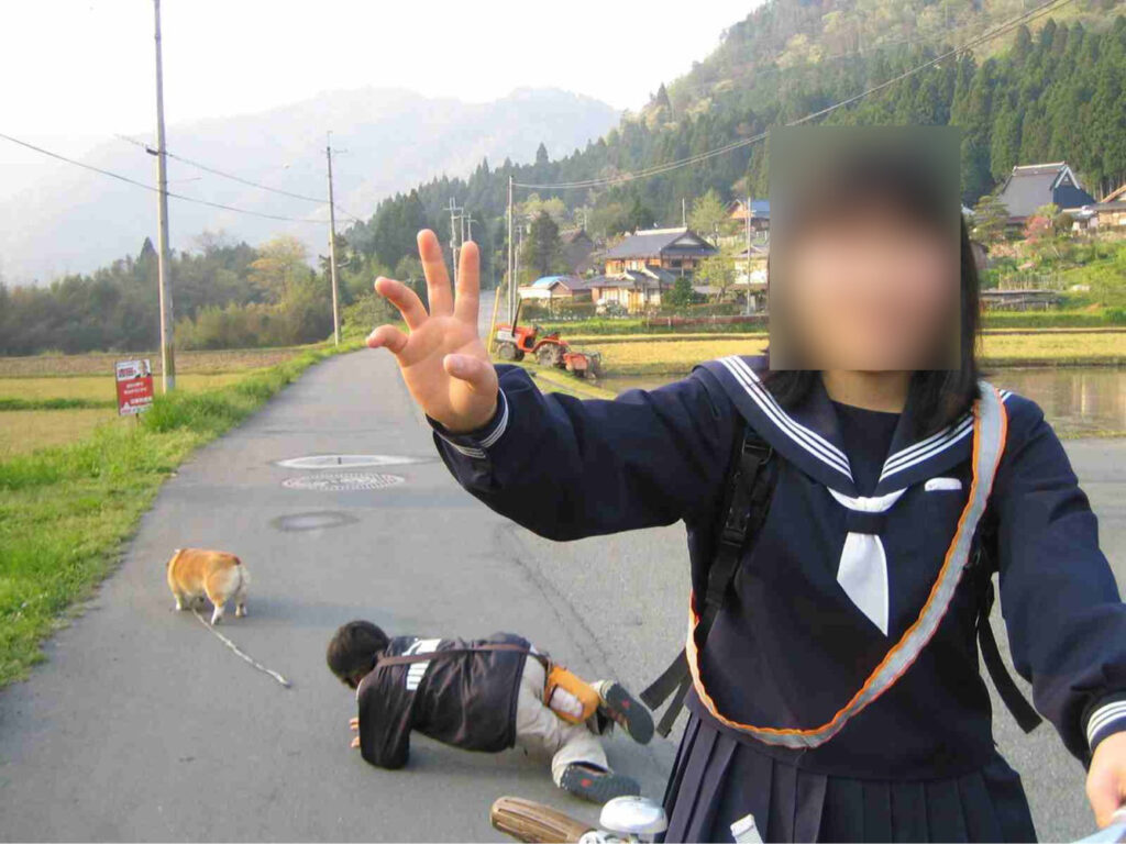 天地魔闘の構えで目を閉じた女子中学生の後ろで犬が逃げてる写真