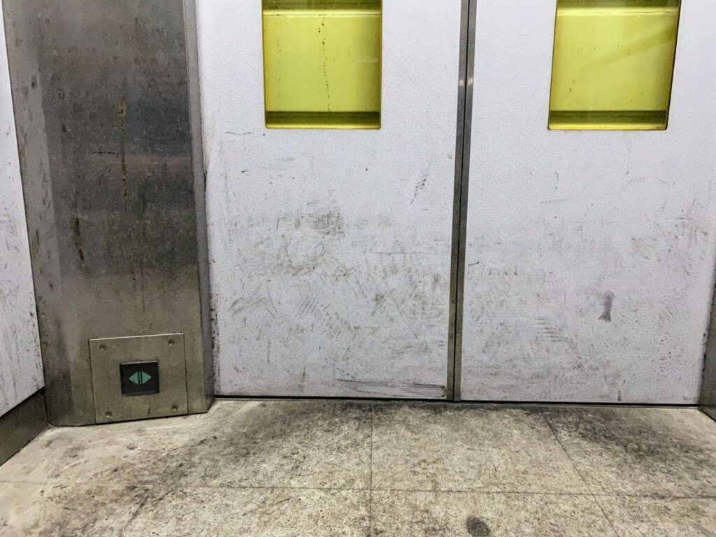 低すぎるエレベーターボタン